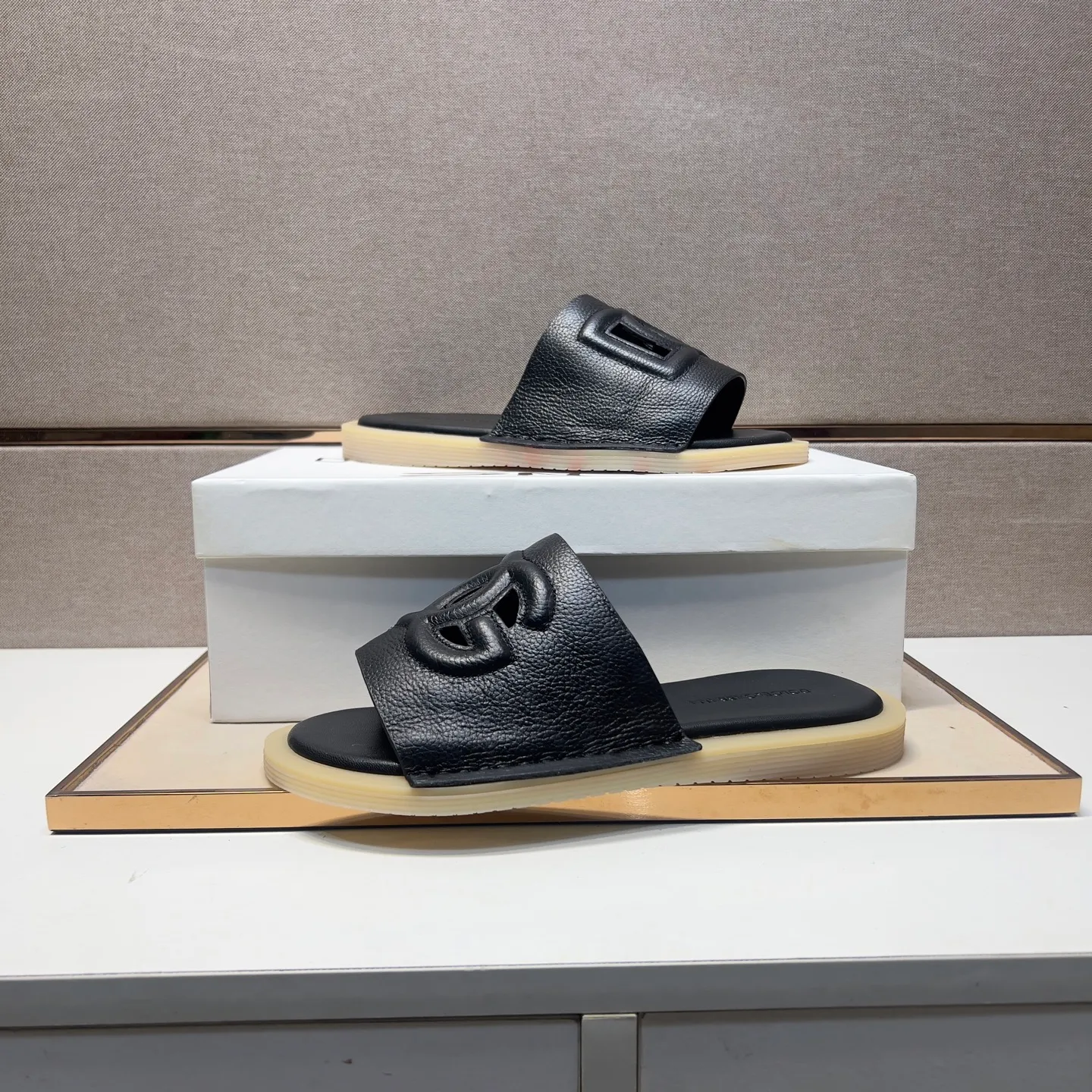 Men's men's shoes 💰pp340【DG～】Men's casual slippers 2025z cabinet sales simultaneously 🔶Size: 38-44#️⃣ 🔷2 colors🔜The upper is made of multi-material splicing➕Genuine leather lining, comfortable and breathable, sole: original comfortable, wear-resistant and non-slip outsole, ⚠️Real thing📱Photographed🎬The real thing is better📢📢📢